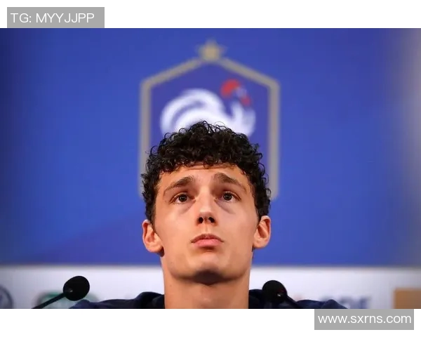 帕瓦尔在新闻发布会上展现礼貌与风度与记者亲切握手互动 帕瓦尔在新闻发布会上展现礼貌与风度与记者亲切握手互动