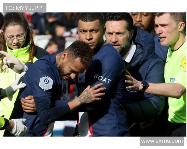 内马尔本赛季第五次受伤巴黎欧冠前景堪忧球队需应对挑战 内马尔本赛季第五次受伤巴黎欧冠前景堪忧球队需应对挑战